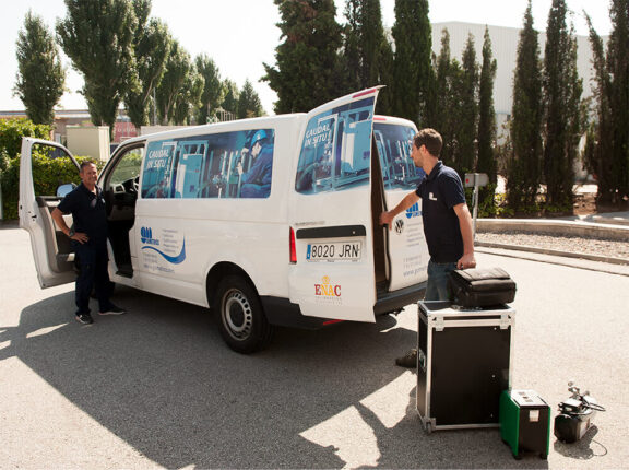 mobile liquid flow laboratory on site with van