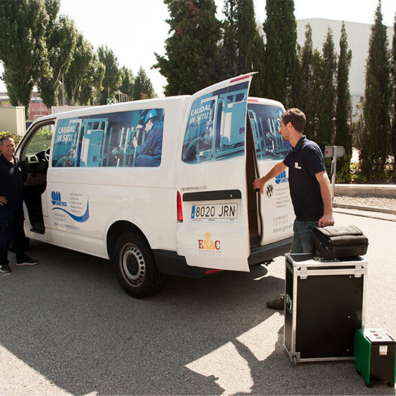 mobile liquid flow laboratory on site with van