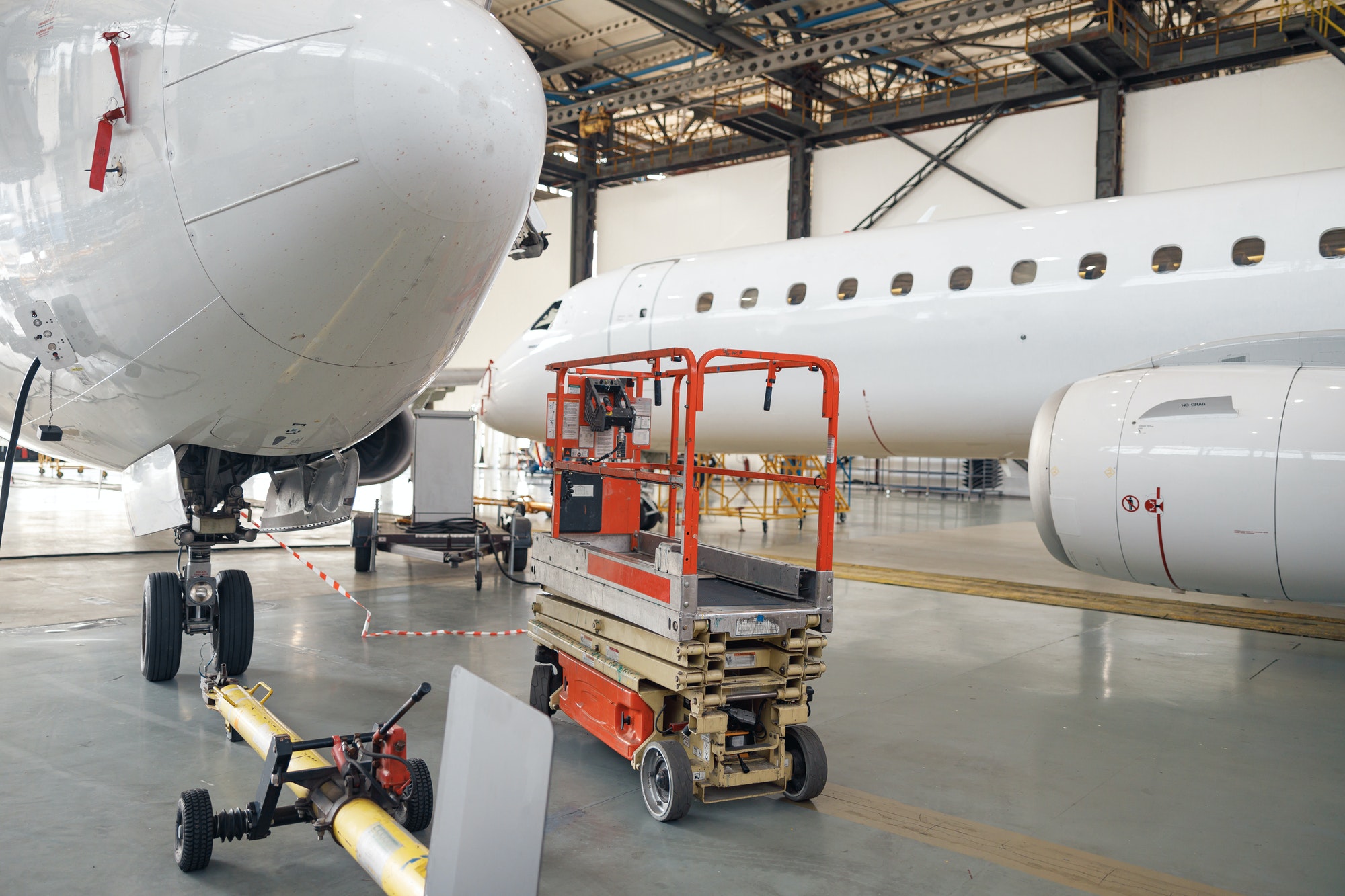 Avion de tourisme en cours de maintenance et de réparation dans un hangar d'aéroport, à l'intérieur, de jour.